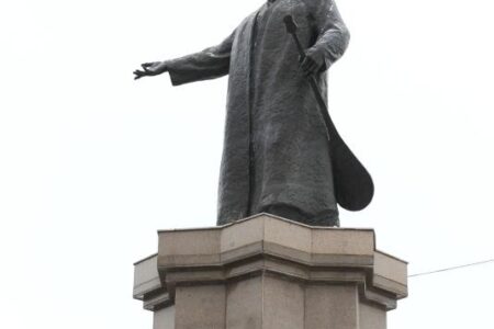 Жамбыл Жабаевтың ескерткішіне гүл шоқтары қойылды