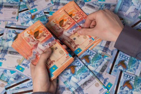 Қазақстандықтарға 138 мың теңгеден түсіп жатыр
