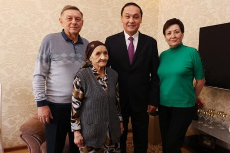 Ербол Қарашөкеев 100 жастағы қарт әжейді құттықтады