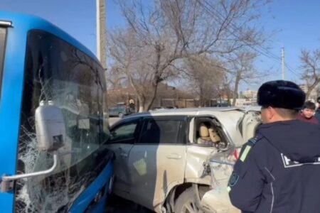 Таразда рөлге ие бола алмаған қоғамдық автобус жүргізушісі үш көлікті соқты