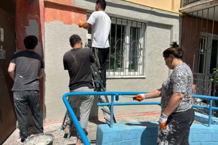 Субботник у дома ветерана Великой Отечественной войны