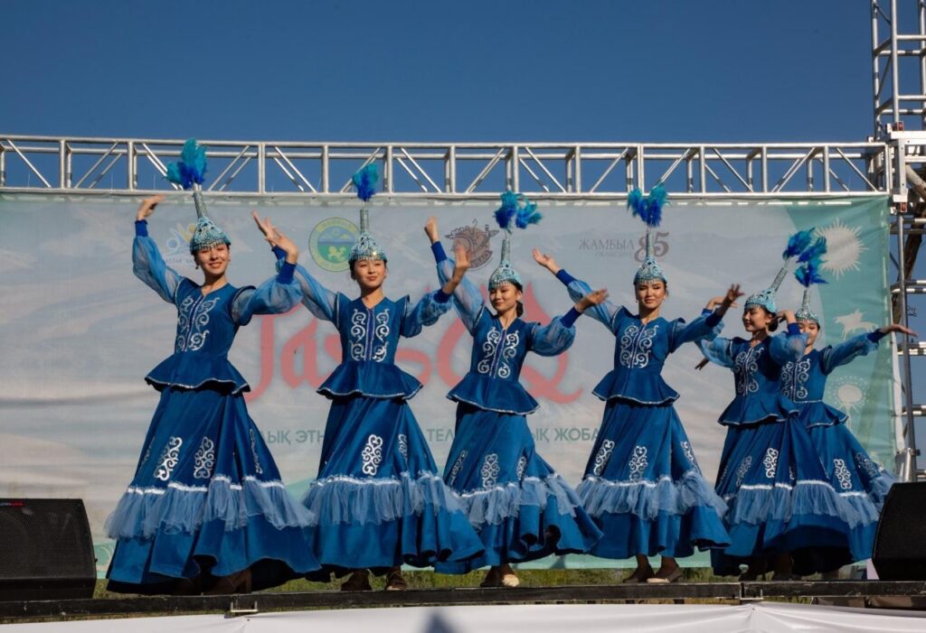 Ауылда бір қызды сиқырлайды