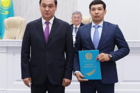Облыс әкімі үздік мемлекеттік қызметшілерді марапаттады
