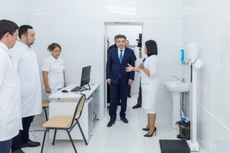 Олжас Бектенов Жамбыл облысындағы фармацевтика өнеркәсібінің дамуы мен денсаулық сақтау нысандарын жаңғырту жұмысын тексерді
