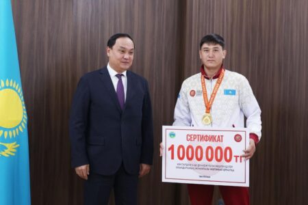 Ербол Қарашөкеев V Дүниежүзілік көшпенділер ойындарында топ жарған жамбылдық спортшыларды марапаттады