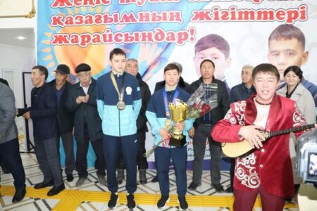 Жуалылықтар чемпион ұлдарына құрмет көрсетті