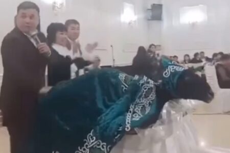 «Мақтанатын дүние ме? Бар болғаны — ысырапшылдық». Қойға шапан жауып, оны тойға алып шыққан қауым сынға қалды
