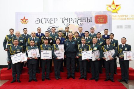 Қорғаныс министрлігінде Қарулы күштердің үздік әскери қызметшілері марапатталды