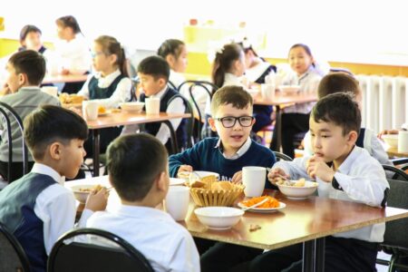 Әлеуметтік әмиян: 703 мыңнан астам оқушы тегін ыстық тамақпен қамтылды
